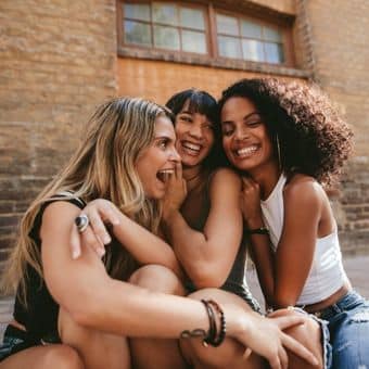 friends chatting img